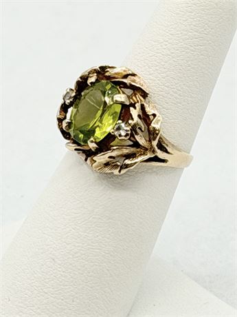 10Kt Gold Yellow / Green Gemstone Ring With A Leaf Design