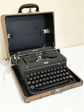 ROYAL ~ “Quiet De Luxe” ~ Vintage Manual Portable Typewriter