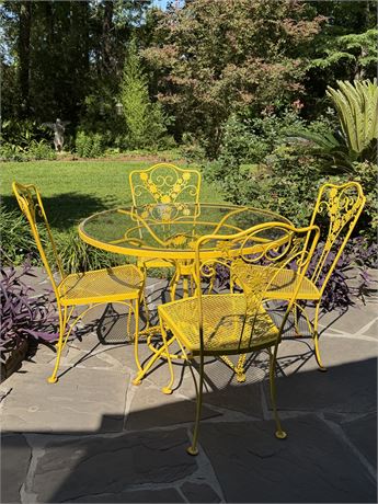 Vtg. 41” Round Wrought Iron Daisy Design 5-Piece Patio Set