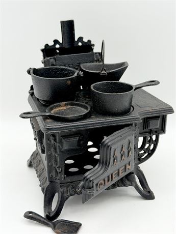 QUEENS ~ Cast Iron Miniature Stove With 5 Accessories