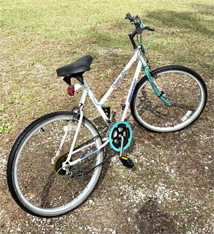 Canyon Run Free Spirit Bicycle with Extra Tire and Tube - Shimano Brakes