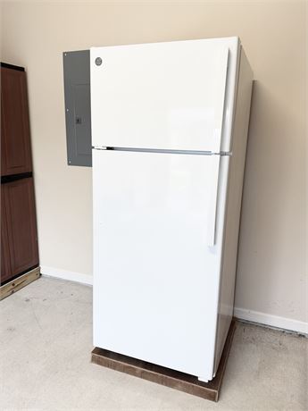 GE ~ 2020 Top Freezer Refrigerator ~ Super Clean
