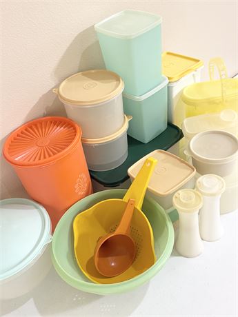 Lot of (20) Assorted Tupperware Pieces