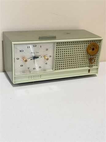 ZENITH ~ Avocado Green AM Vacuum Tube Clock Radio