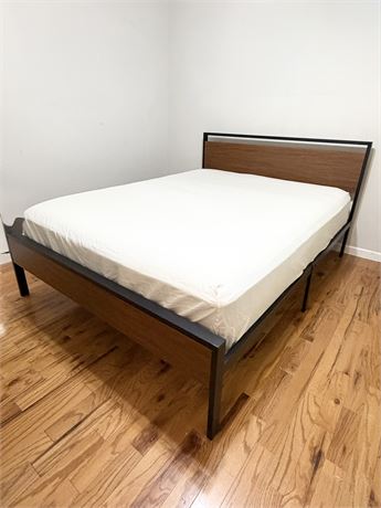 Queen Size Metal Platform Bed With Faux Wood Accents