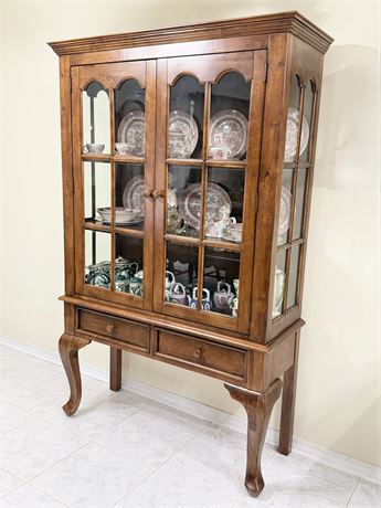 BROYHILL ~ Solid Wood Queen Anne Style China Cabinet