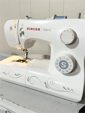 SINGER ~ Talent 3323 ~ Sewing Machine w/Accessories