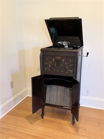 GREAT EASTERN MFG. ~ Rich Tone ~ Antique Phonograph With An Internal Horn