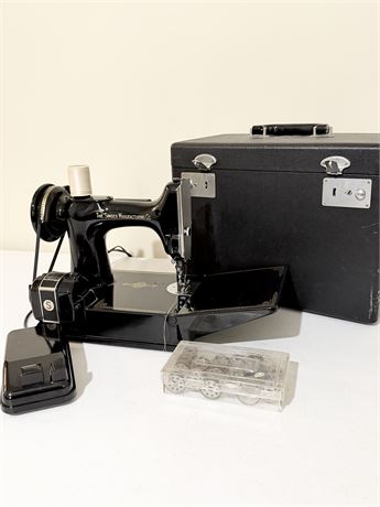 SINGER ~ Vtg. Sewing Machine With Case