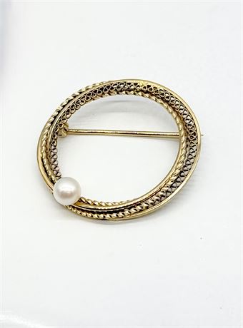 14K Gold ~ WELLS ~ Vtg. Circular Brooch With A Single Pearl