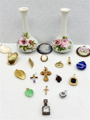 FASHION ~ Lot Of (18) Brooches With A Pair Of Porcelain Vases